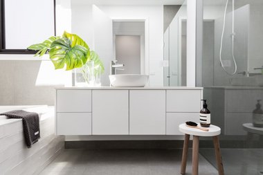 Moderne badeværelse med badeværelsesskabe